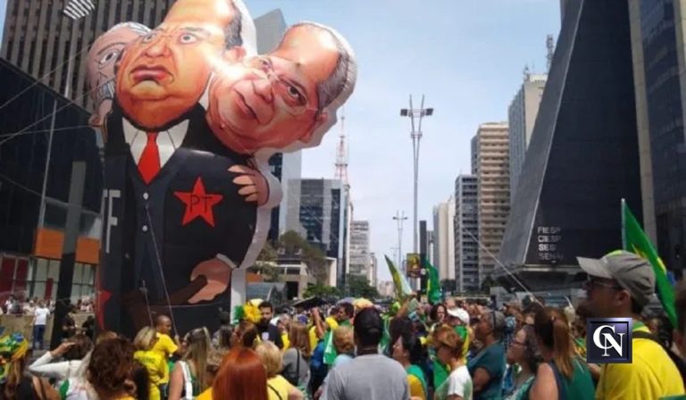 <font color=#ffffff>Brasileiros Realizam Manifestações Inéditas Pelo Impeachment de Ministro do STF</font>